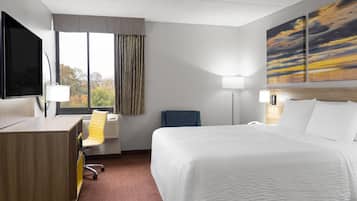 Bureau, rideaux occultants, fer et planche à repasser