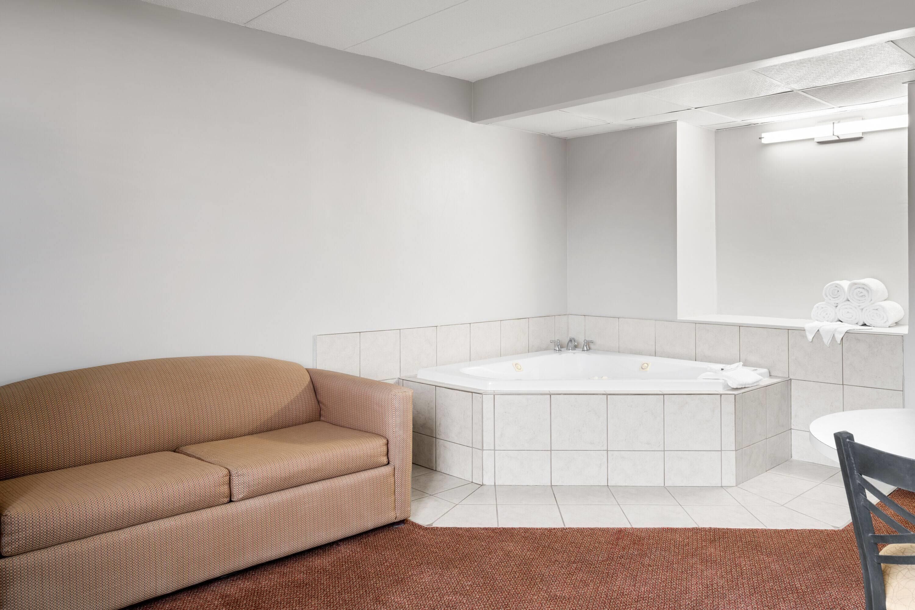 Jetted bathtub