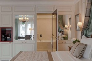 Junior Suite (Avenue) | Premium bedding, free minibar, in-room safe, desk - Hotel Napoleon (Paris)