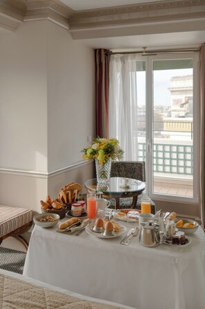 Suite (Imperial) | In-room dining - Hotel Napoleon (Paris)