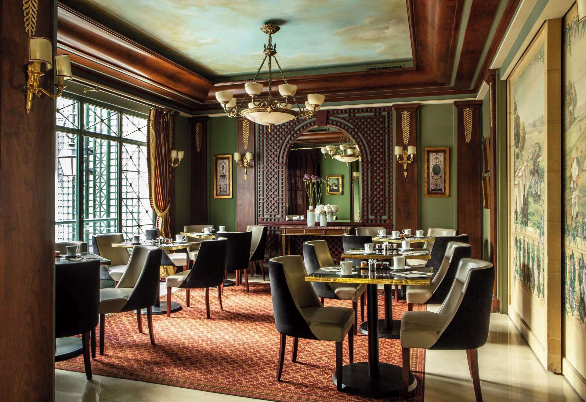 Se ofrece un desayuno bufé todos los días (36 EUR por persona)