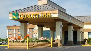 L’entrée d’un hôtel, avec une enseigne indiquant « Quality Inn ».