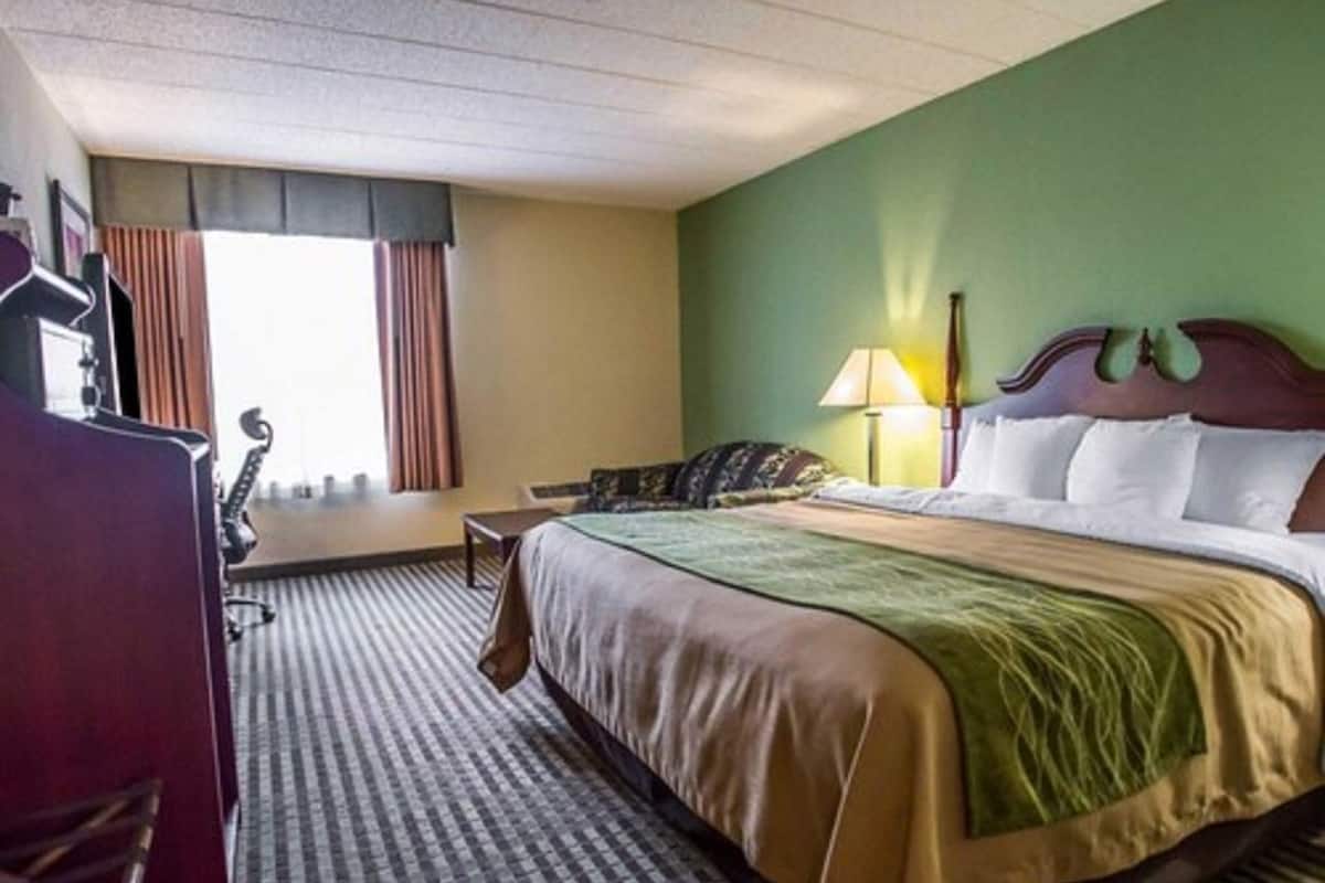 Standard Room, 1 King Bed, Non Smoking | In-room safe, desk, blackout drapes, iron/ironing board