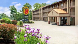 A Super 8 motel with a sign indicating all rooms have a micro fridge and new TVs. - Super 8 by Wyndham Laurel (Laurel)
