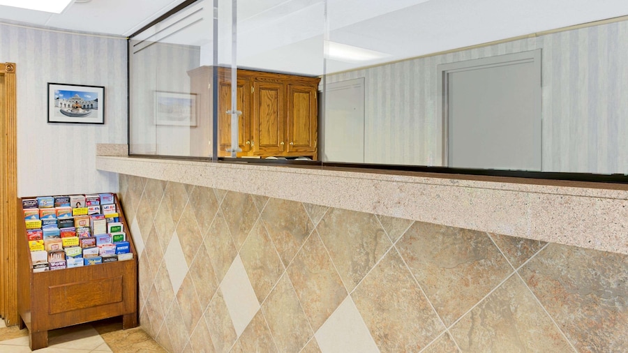 Super 8 by Wyndham Laurel