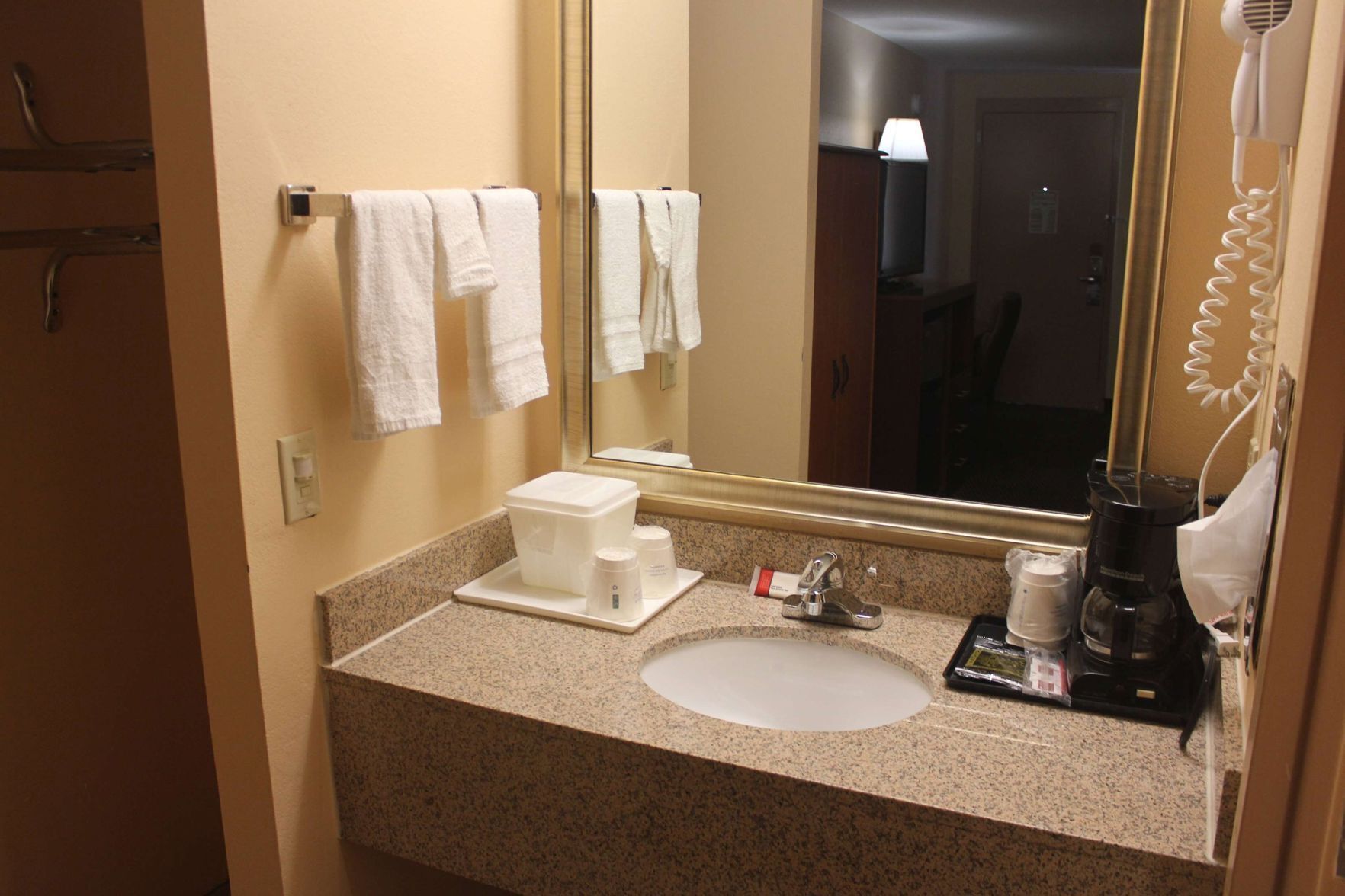 Bathroom | Combined shower/tub, free toiletries, hair dryer, towels