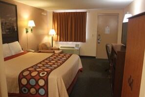 Desk, blackout curtains, iron/ironing board, free cots/infant beds - Super 8 by Wyndham Laurel (Laurel)