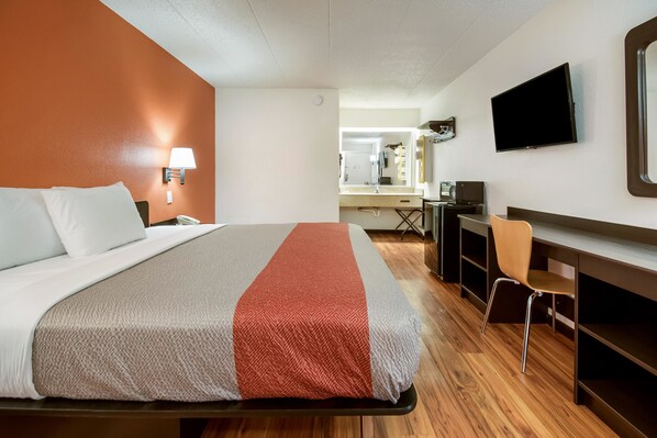 办公桌、笔记本电脑工作区、免费 WiFi、床单