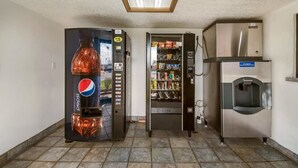 Ein Automatenbereich mit einem Pepsi-Automaten, einem Snackautomaten und einem Wasserspender.