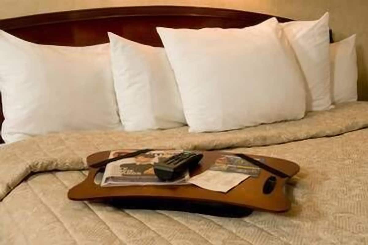 Camas com colchões pillow-top, cofres nos quartos, escrivaninha
