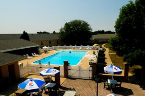 Outdoor pool - The Inn at Reading Hotel and Conference Center (Wyomissing)