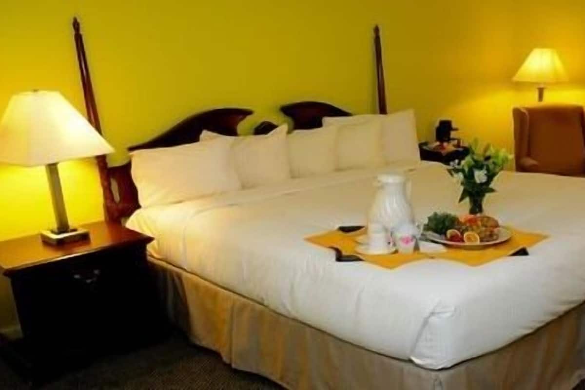 Quarto executivo, 1 cama King | Camas com colchões pillow-top, cofres nos quartos, escrivaninha