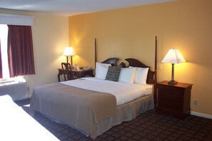 ピロートップベッド、セーフティボックス (室内)、デスク、アイロン / アイロン台