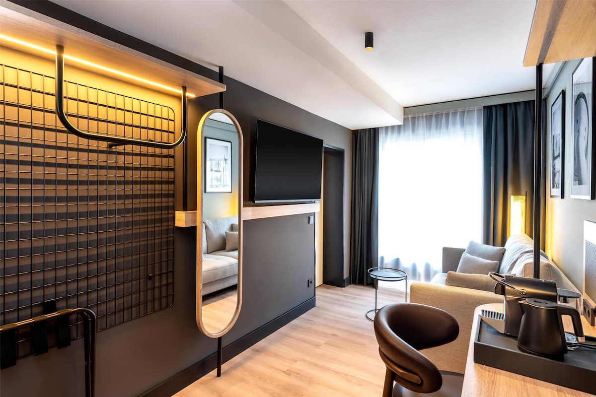 Habitación triple superior | Ropa de cama hipoalergénica, minibar y escritorio