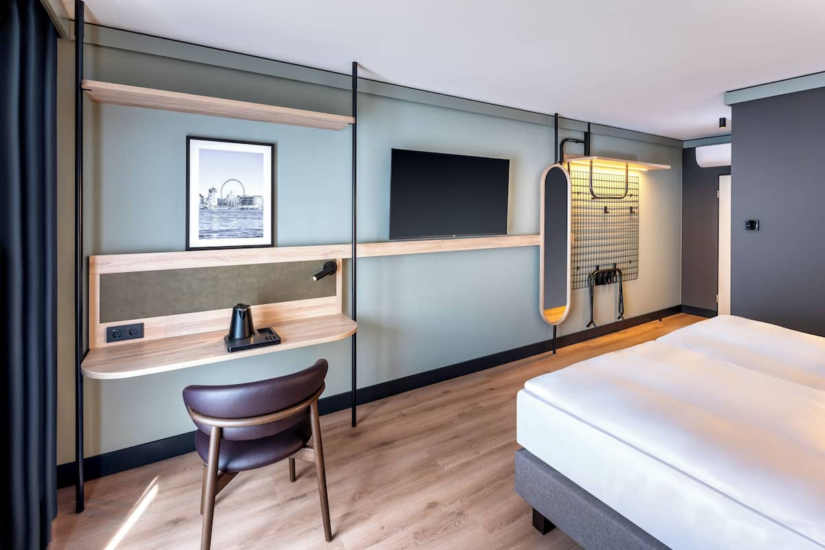 Standard Room | Hypo-allergenic bedding, minibar, desk, laptop workspace