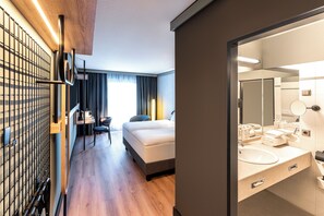 Habitación superior | Ropa de cama hipoalergénica, minibar y escritorio 