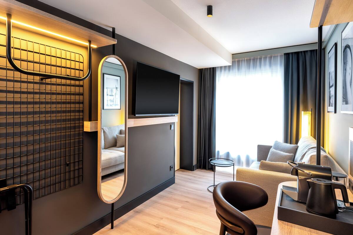 Superior driepersoonskamer | Hypoallergeen beddengoed, een minibar, een bureau, een laptopwerkplek