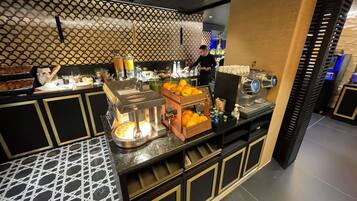 Päivittäinen buffetaamiainen (20 EUR per henkilö)