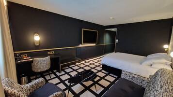 Deluxe-huone, 1 parisänky ja vuodesohva | Ylelliset vuodevaatteet, pillowtop-patjalliset sängyt, minibaari