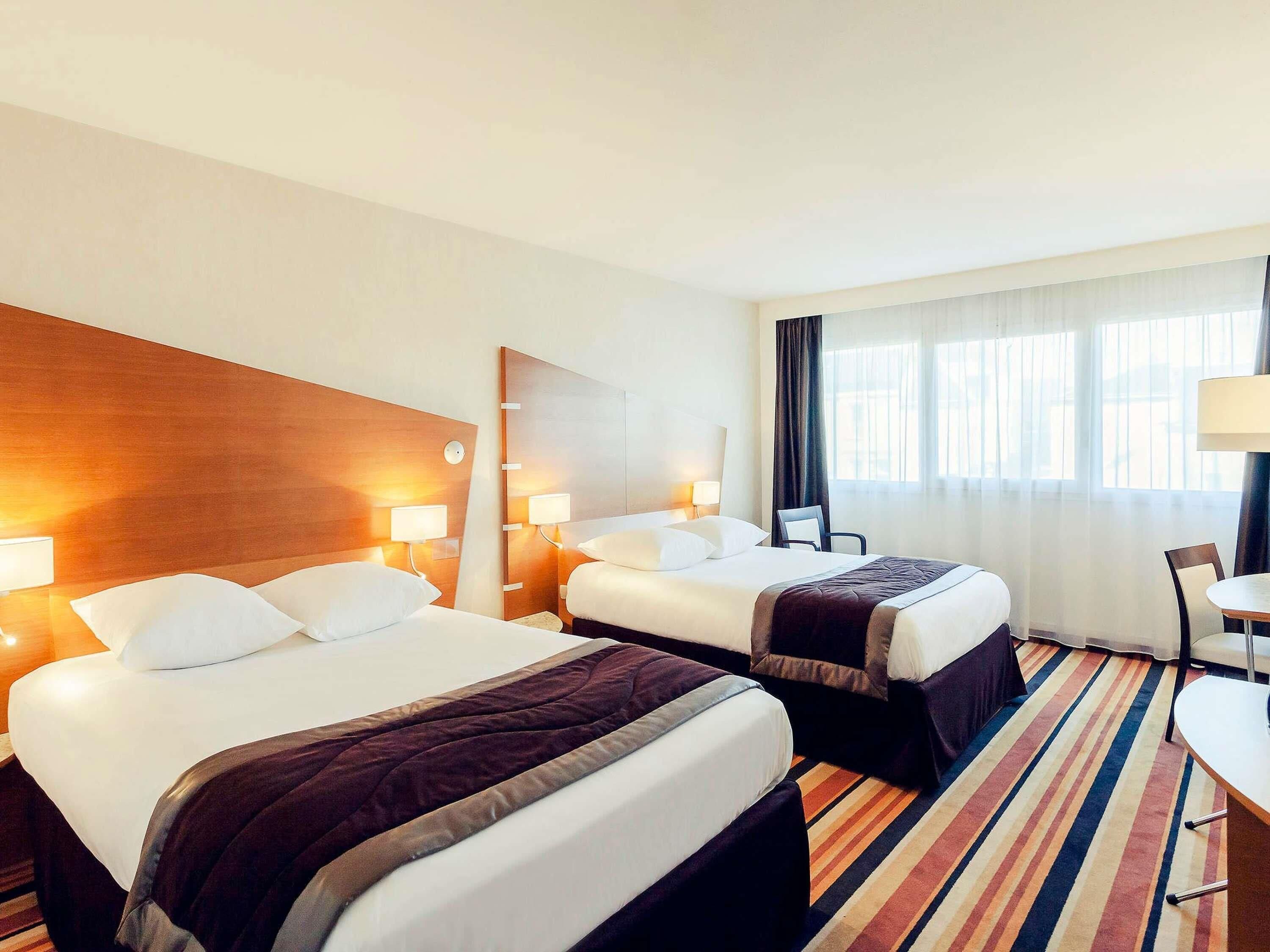 Ropa de cama de alta calidad, camas con pillow-top y minibar 