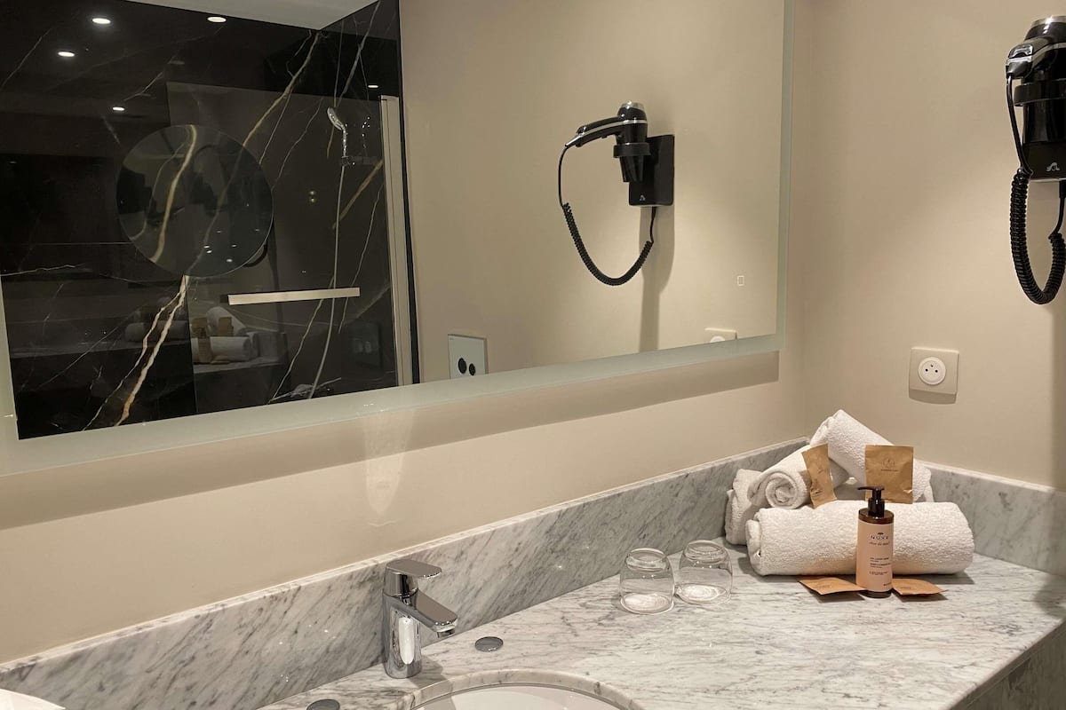 Premium bedding, pillow-top beds, minibar, in-room safe