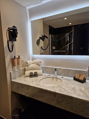 Deluxe Room, 1 Double Bed with Sofa bed | Bathroom