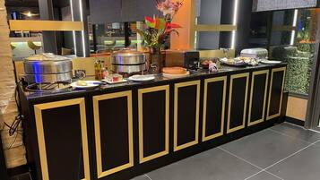 Frukostbuffé varje dag (EUR 20 per person)