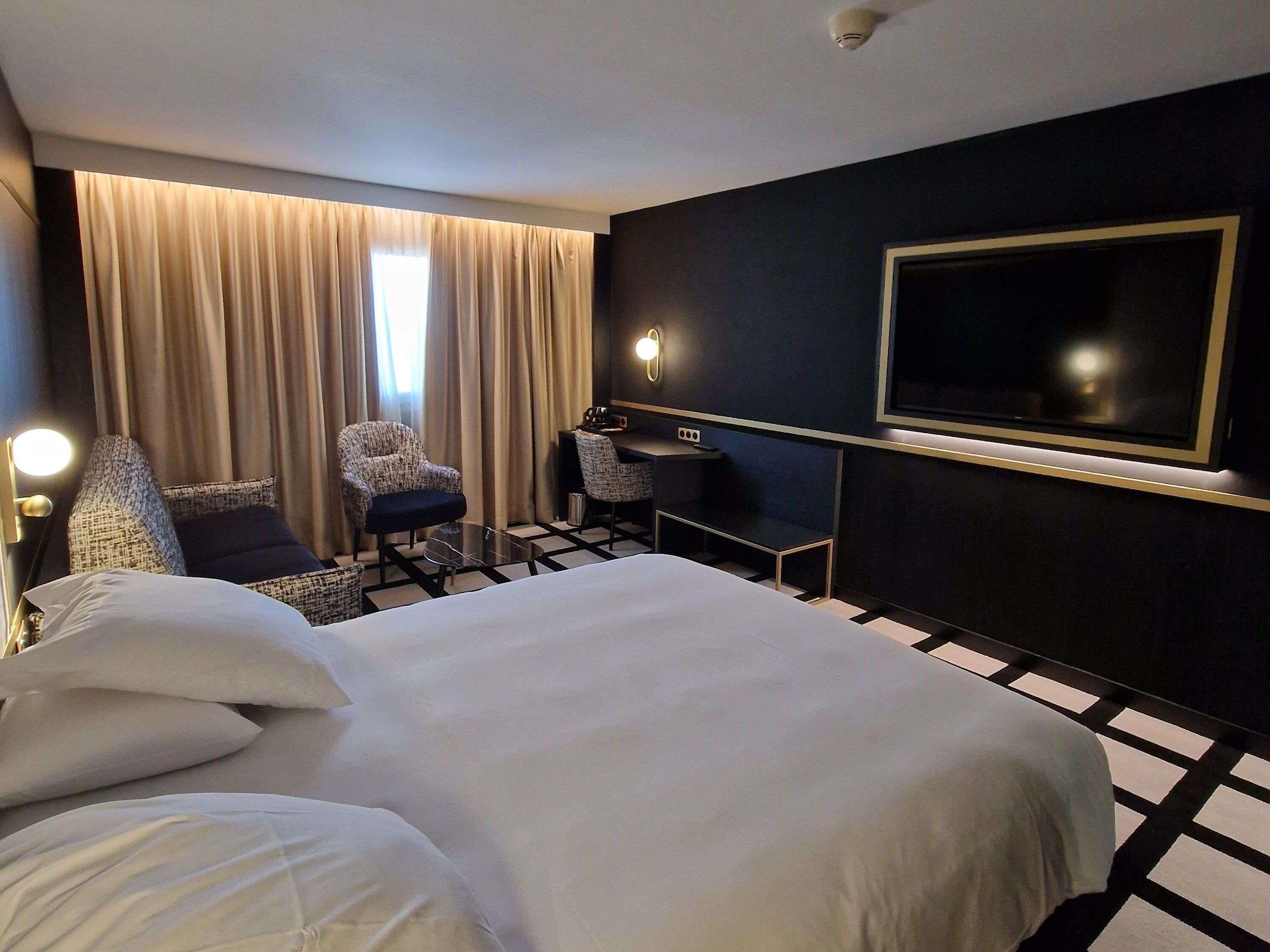 Junior Suite, 1 Double Bed | Premium bedding, pillow-top beds, minibar, in-room safe