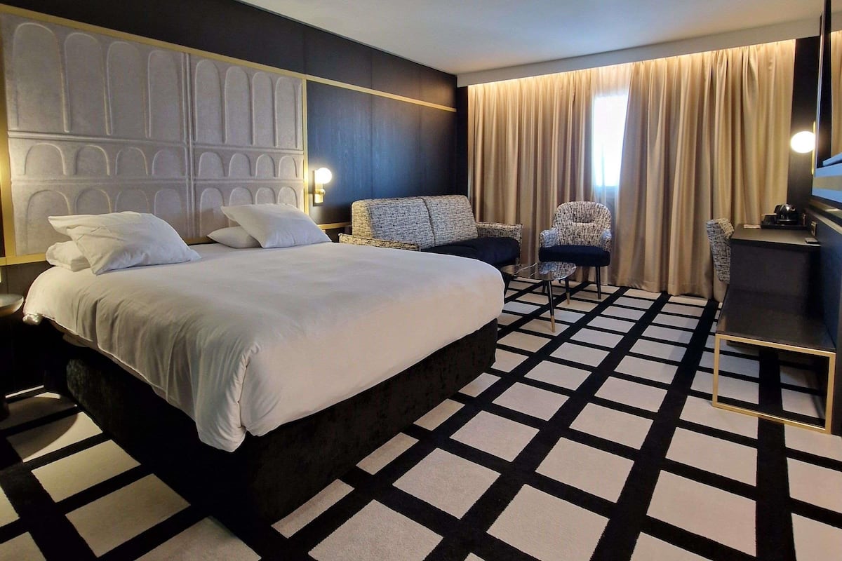 Premium bedding, pillow-top beds, minibar, in-room safe