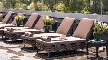 Una piscina al aire libre de temporada