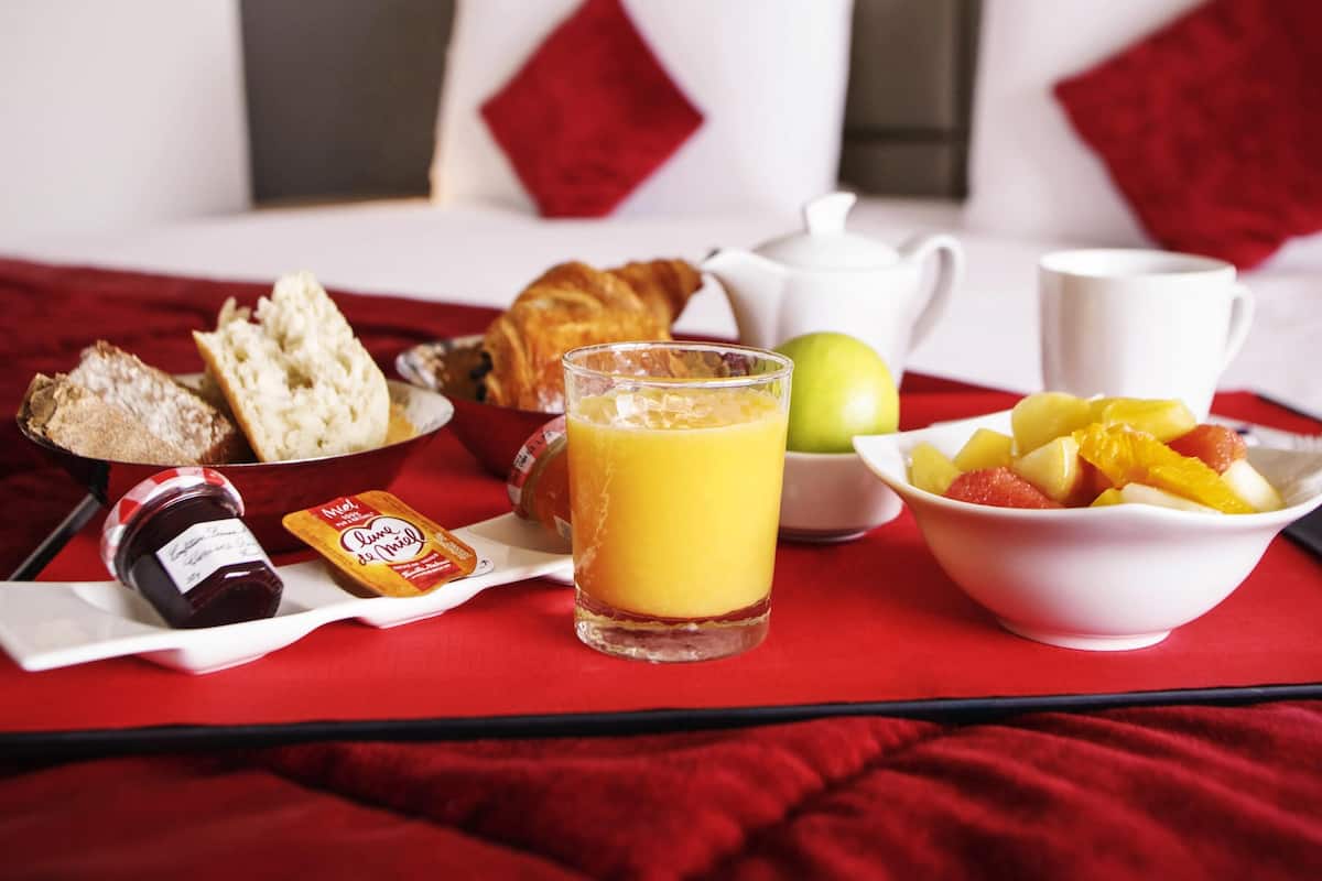 Premium bedding, pillow-top beds, minibar, in-room safe