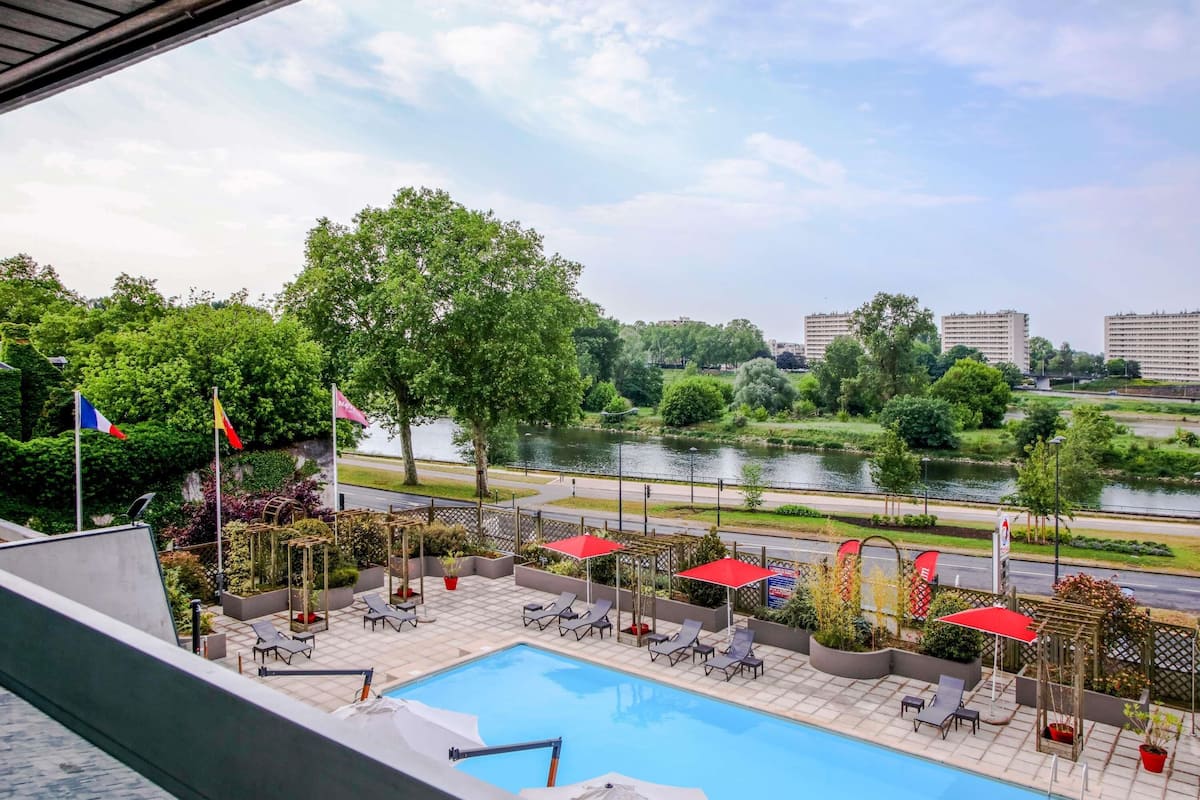 Premium bedding, pillowtop beds, minibar, in-room safe