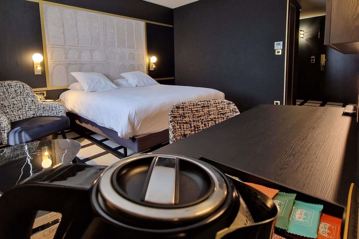 Premium bedding, pillow-top beds, minibar, in-room safe