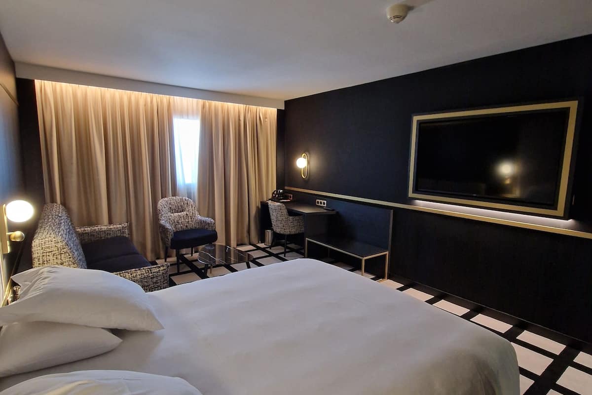 deluxe room, 1 double bed with sofa bed | premium bedding, pillow-top beds, minibar, in-room safe