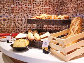 Desayuno buffet todos los días (EUR 20 por persona) 