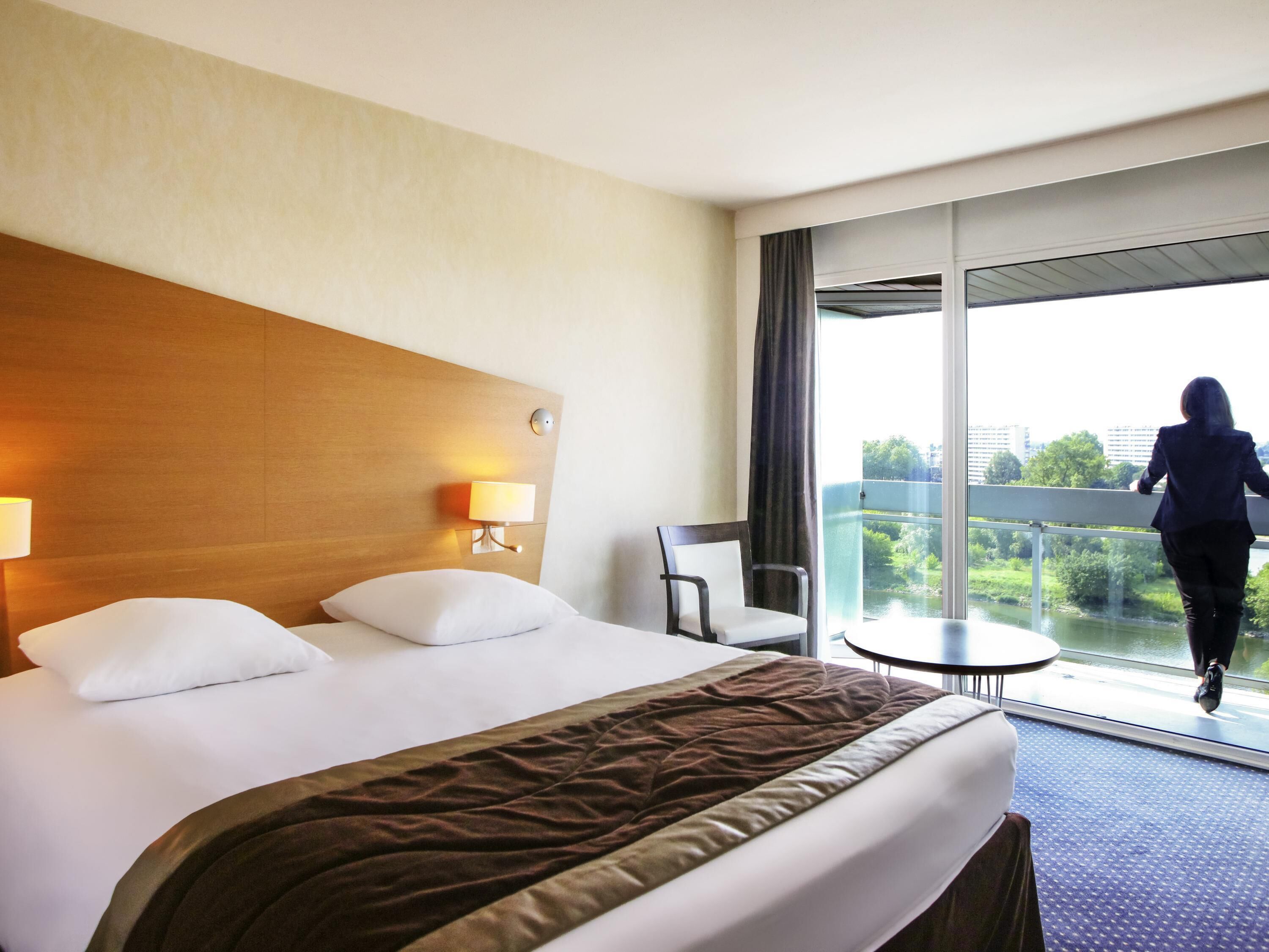 Chambre classique, 1 très grand lit, balcon, vue sur le fleuve | Literie de qualité, lit avec matelas à plateau-coussin, minibar