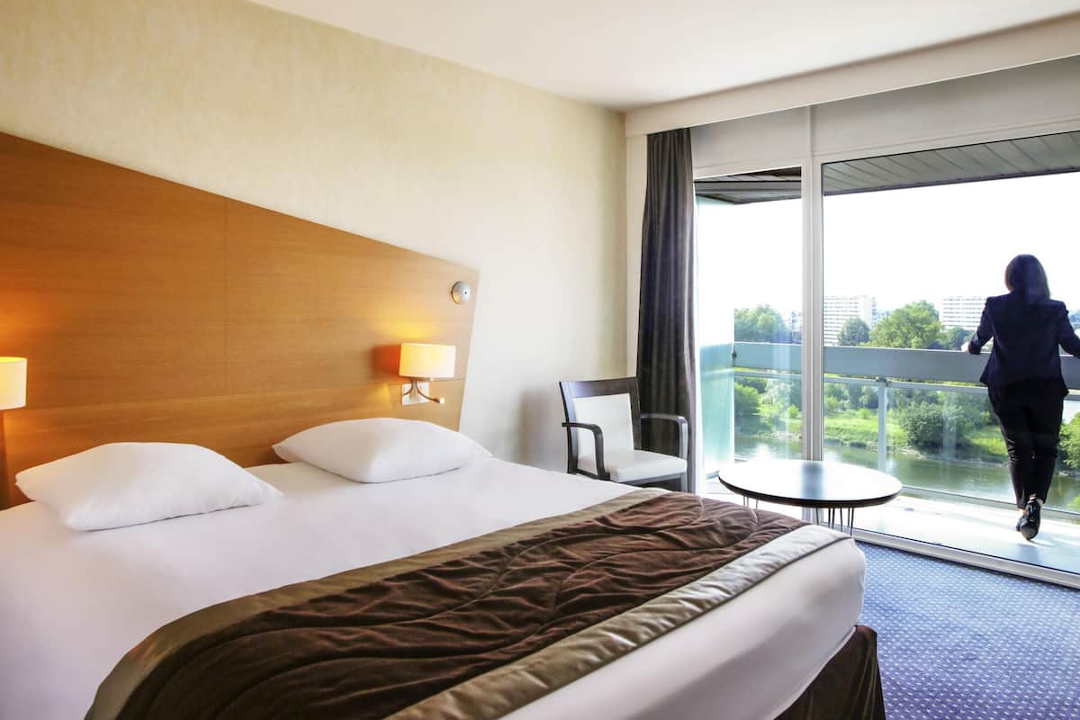 Chambre classique, 1 trÚs grand lit, balcon, vue sur le fleuve | Literie de qualité, lit avec matelas à plateau-coussin, minibar