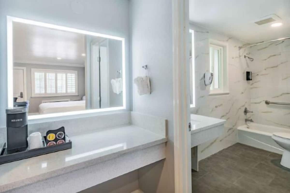 Bathroom | Combined shower/tub, hair dryer, towels, soap