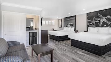 Family Studio Suite, Multiple Beds (sofabed not included) | Roupas de cama premium, edredons de pluma, cofres nos quartos