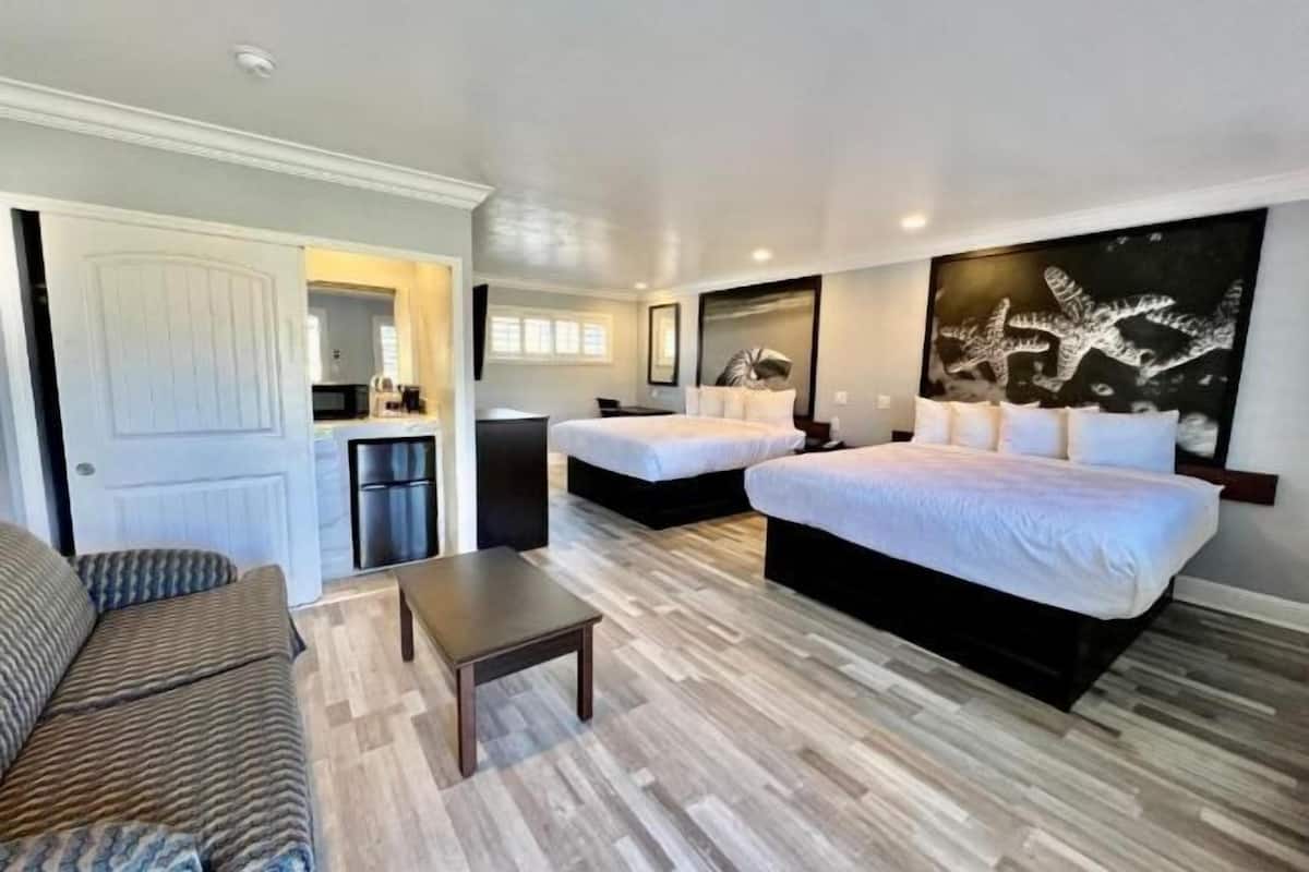 Premium bedding, down comforters, in-room safe, individually decorated