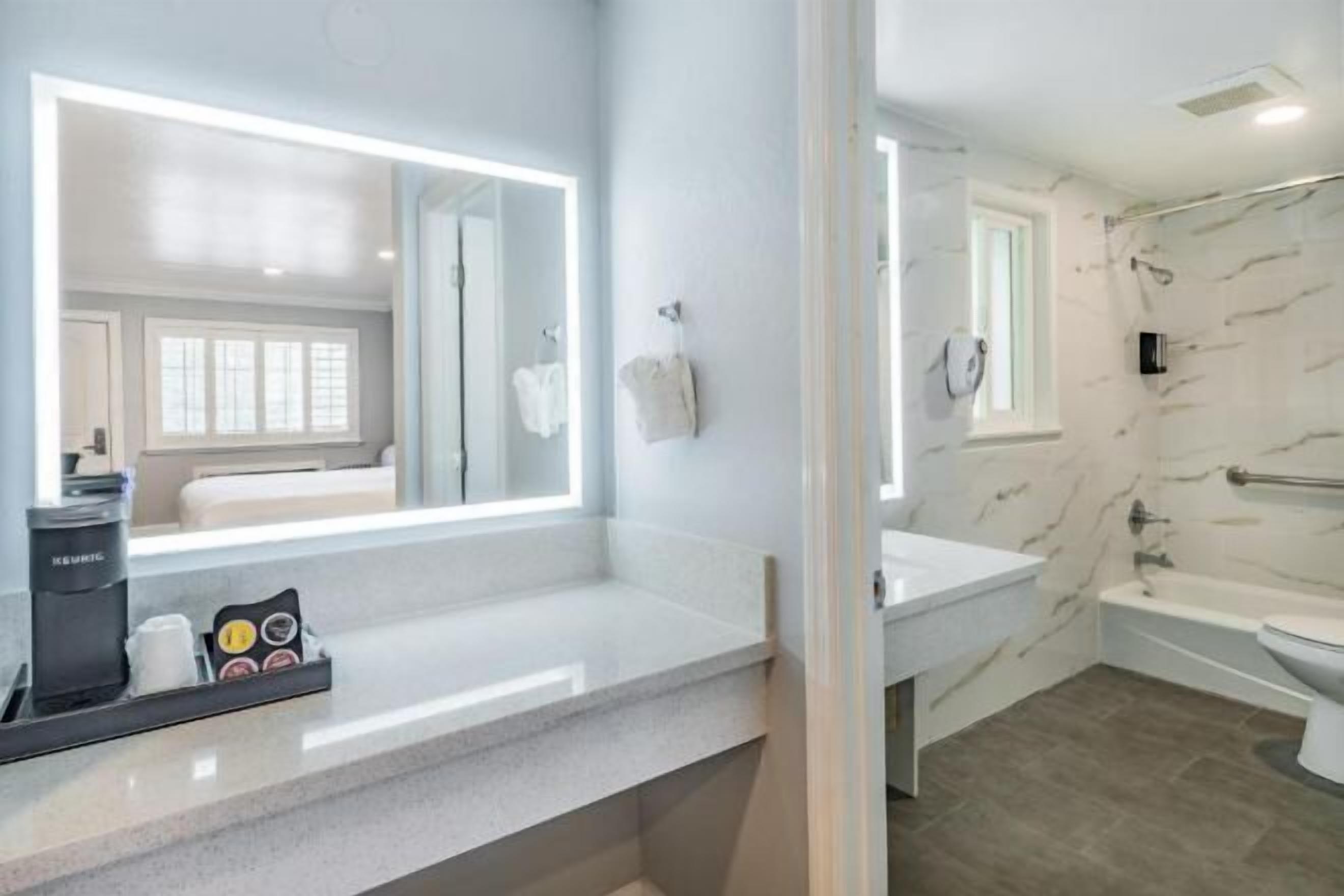 Bañera con ducha, secador de pelo, toallas, jabón