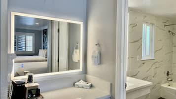Ensemble douche/baignoire, sèche-cheveux, serviettes fournies, savon
