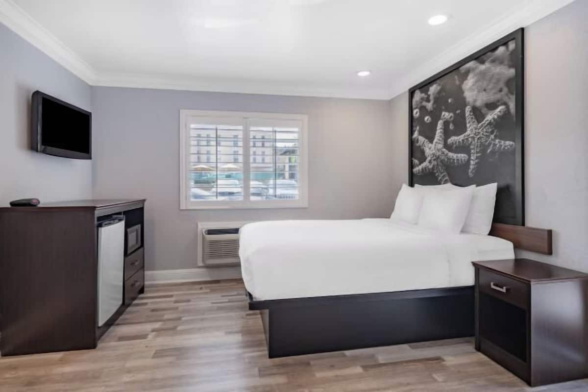Premium bedding, down duvets, in-room safe, desk