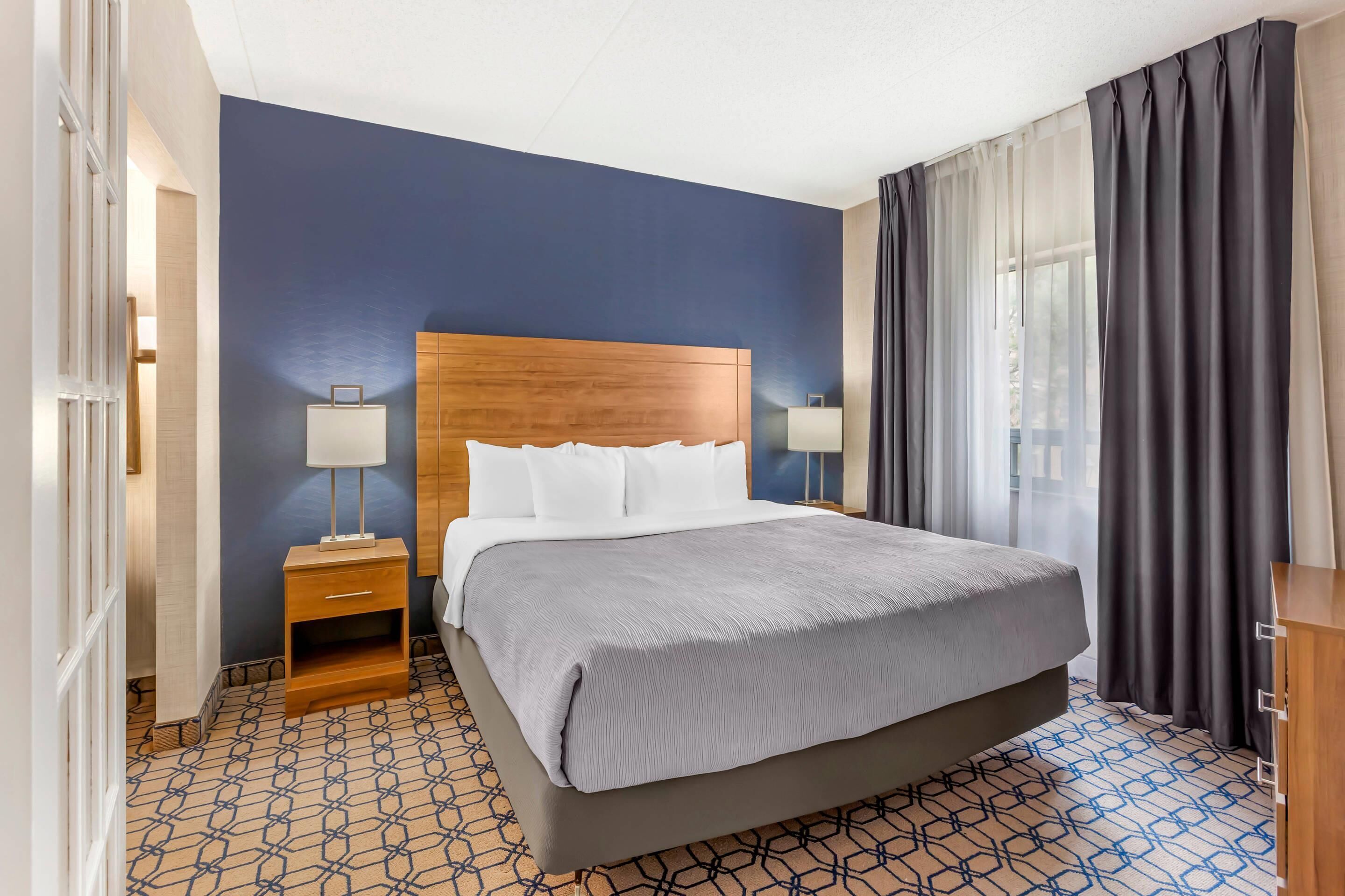 Bureau, fer et planche à repasser, lit de bébé (gratuit)