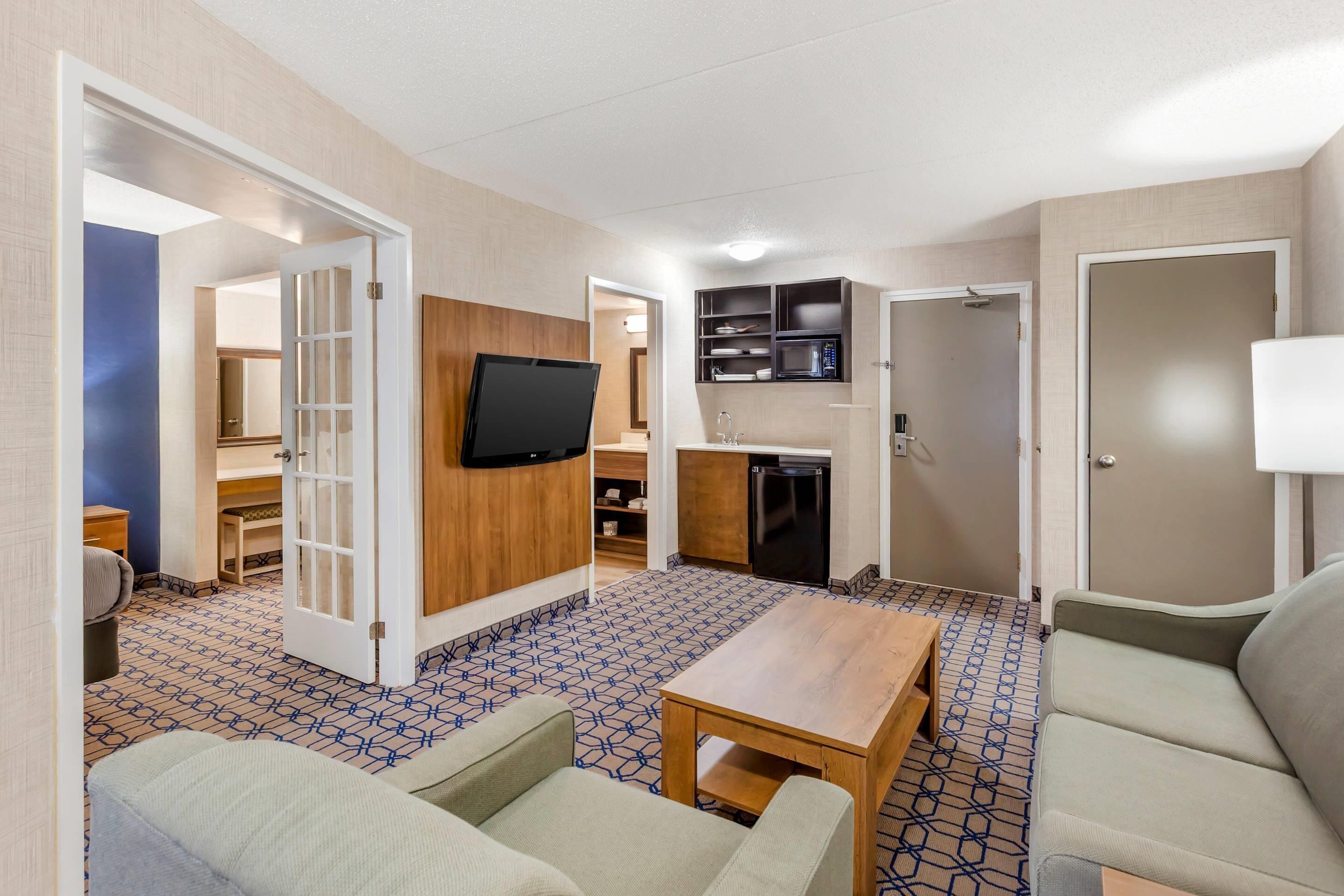 スイート キングベッド 1 台 禁煙 (Efficiency) | デスク、アイロン / アイロン台、ベビーベッド (無料)、WiFi (無料)