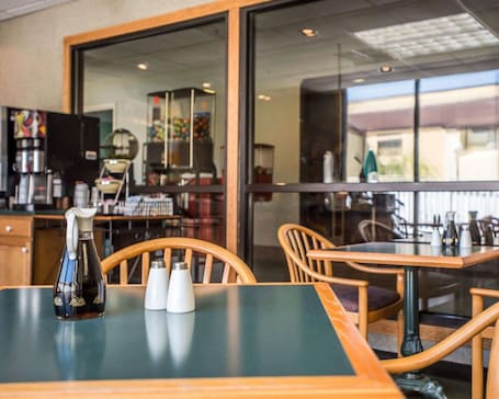 Desayuno continental incluido todos los días . Quality Inn New Columbia–Lewisburg