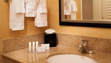 Ensemble douche/baignoire, articles de toilette gratuits, sĂšche-cheveux