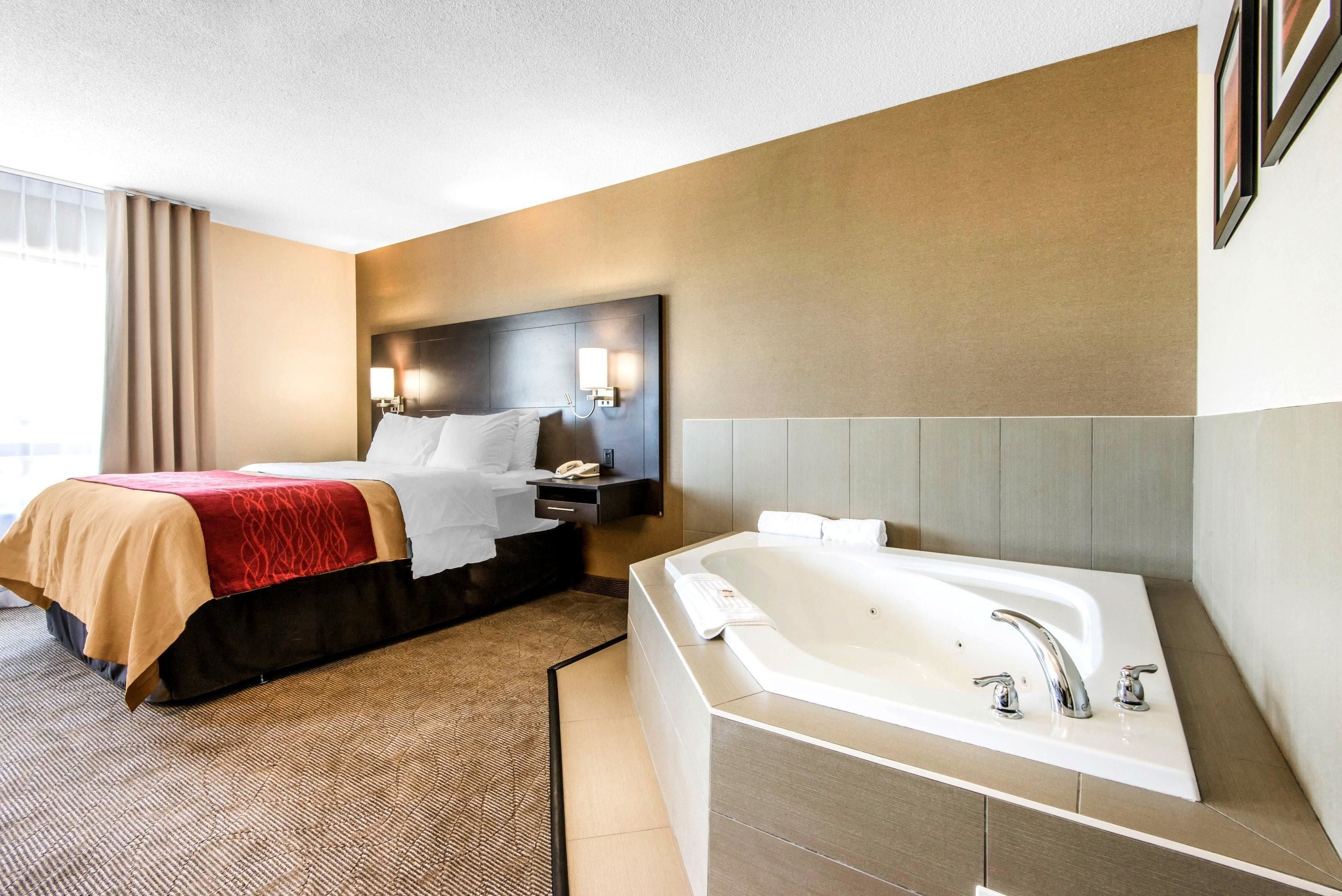 Luxe beddengoed, donsdekens, een bureau, verduisterende gordijnen