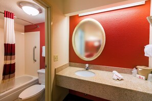 Combined shower/bathtub, free toiletries, towels - Red Roof Inn St Clairsville - Wheeling West (St. Clairsville)