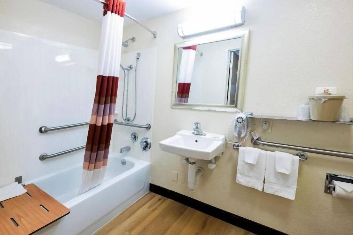 Bathroom | Combined shower/tub, free toiletries, towels